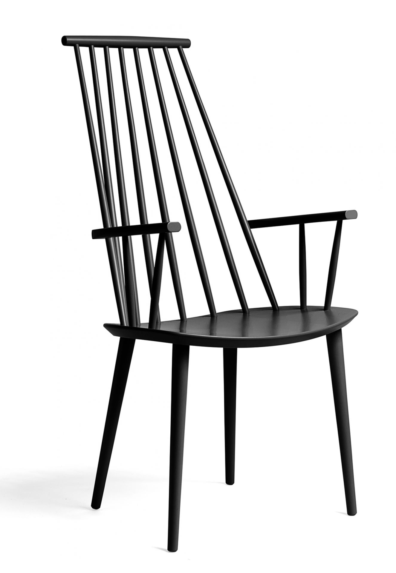 Schwarzer J110 Chair Stuhl von Hay mit Armlehnen und hoher Rückenlehne aus Holz.